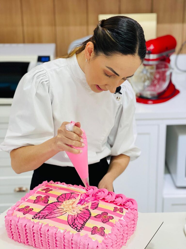 Marrara ensinando confeitaria